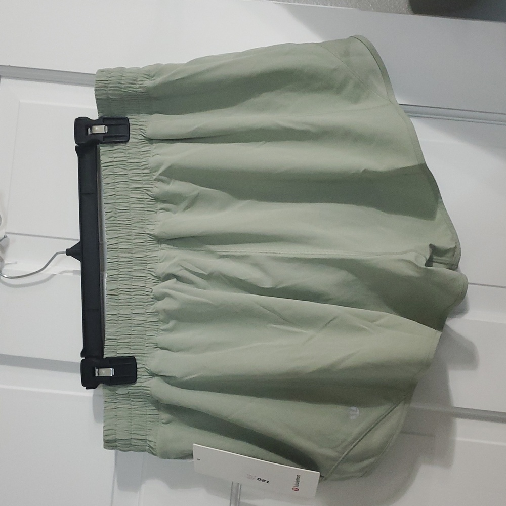 NWT Lululemon Hotty Hot HR 2.5in Women's Sz 12 Fog Green Shorts - Picture 2 of 3